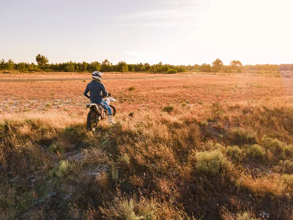 Enduro Kjører Sitter Sin Motorsykkel Ser Solnedgangen – stockfoto