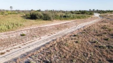 Enduro motorsikletlerinden birinin patikadan geçerken ya da çam ağaçlarının bulunduğu alanda kırsal alandaki yol eğitiminde çekilmiş hava aracı görüntüsü. Adrenalin yoğunluğu eğlencesi.