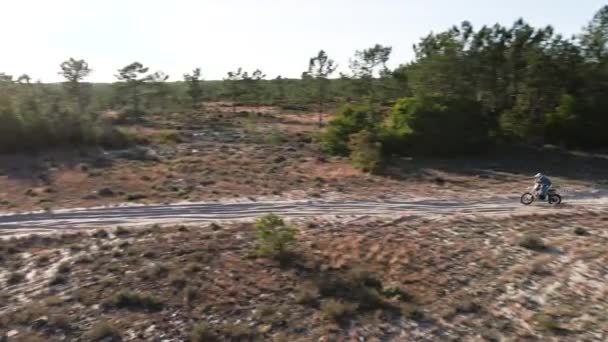 Drone Aérea Vista Tiro Uma Motocicleta Enduro Dirigir Através Caminho — Vídeo de Stock