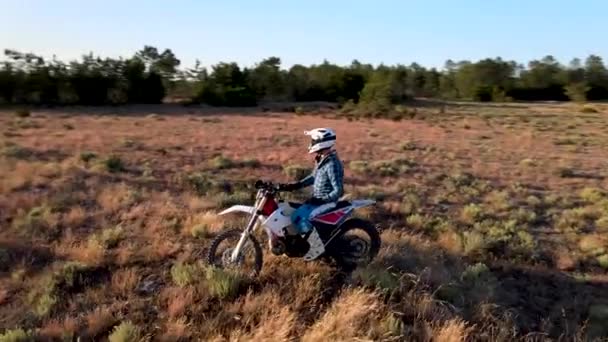 Luftaufnahme Eines Enduro Motorrads Durch Pfade Oder Sandige Pfade Auf — Stockvideo