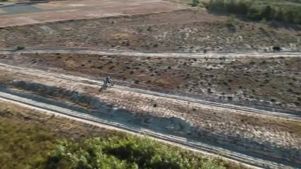 Vista Aérea Del Avión Tripulado Una Motocicleta Enduro Conducir Través — Vídeos de Stock