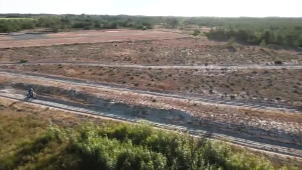 Vue Aérienne Par Drone Une Moto Enduro Traversant Sentier Sentier — Video