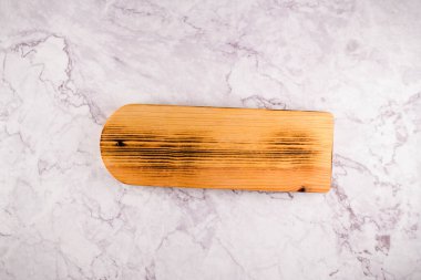 Gri mermer zemin üzerinde ahşap kesim tahtasının üst görünümü metin için boşluk ile.