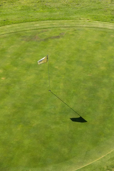 Légi Felvétel Egy Golfpályáról Részletesen Látható Gyep Lyuk Fehér Zászló — Stock Fotó