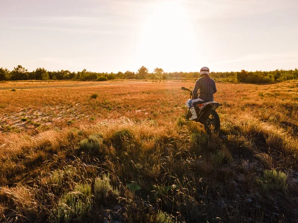 Ендуро Гонщик Сидить Мотоциклі Спостерігаючи Заходом Сонця — стокове фото