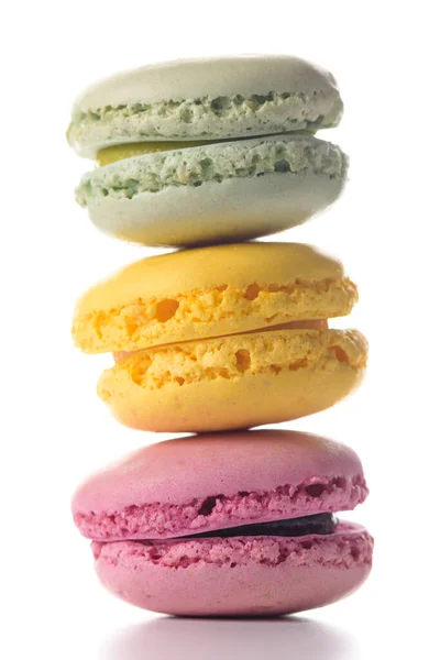 Três Macaroons Cima Uns Dos Outros Sobre Fundo Branco — Fotografia de Stock