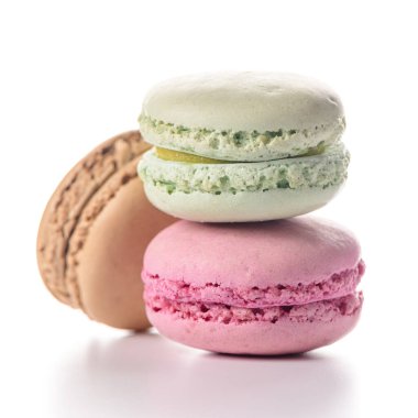 Beyaz arkaplanda üç badem kurabiyesi.