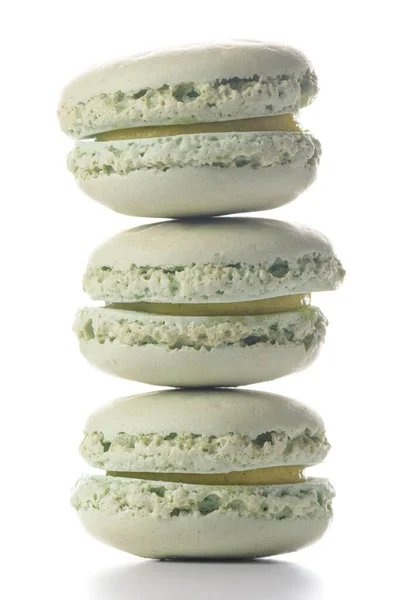 Tre Macaron Piedi Uno Sopra Altro Sfondo Bianco — Foto Stock