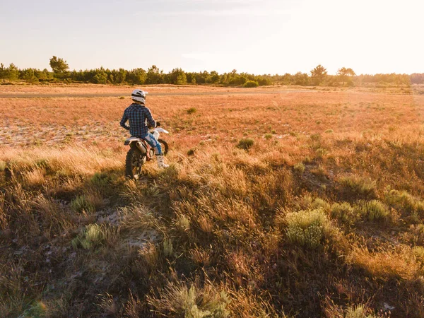 Enduro Corredor Sentado Motocicleta Viendo Atardecer —  Fotos de Stock