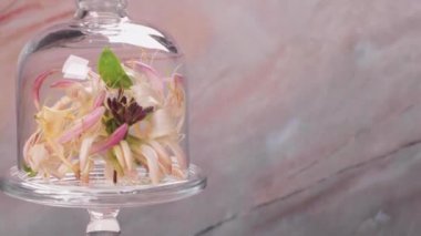 Fransız usulü tatlı bir lezzet, yakın plan kurabiyeler. Ahşap arka planda taze badem kurabiyeleri.