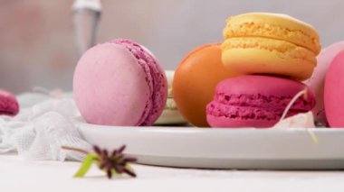 Fransız usulü tatlı bir lezzet, yakın plan kurabiyeler. Ahşap arka planda taze badem kurabiyeleri.