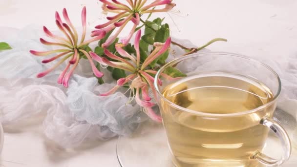 Une délicatesse française sucrée, macarons variété gros plan. Couleur macarons frais sur fond en bois.