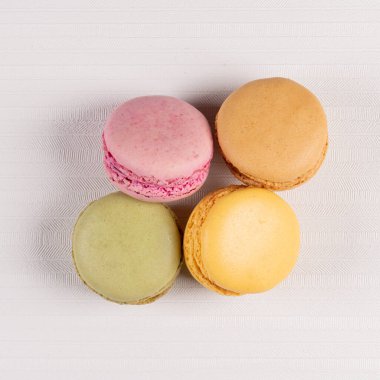 Beyaz vinil arka planda dört lezzetli badem kurabiyesi..