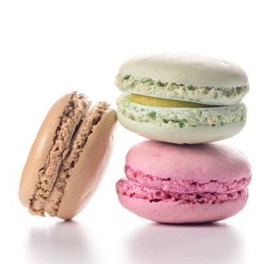 Beyaz arkaplanda üç badem kurabiyesi.