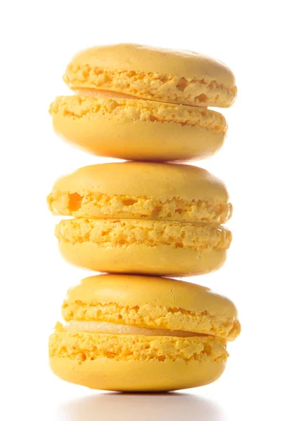 Drei Makronen Mit Zitronengeschmack Stehen Übereinander Auf Weißem Hintergrund — Stockfoto