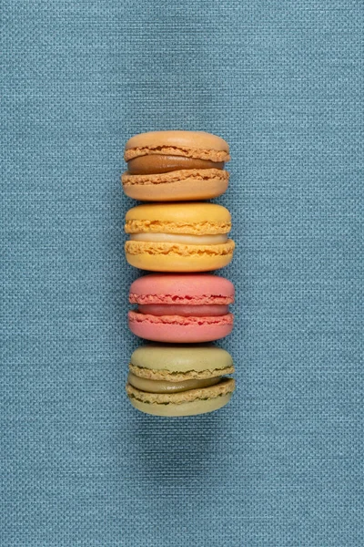 Four Macaroonson Blue Vinyl Background — Stock Photo, Image