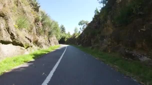 从在吉马雷斯骑自行车到葡萄牙Fafe自行车道的观点来看 介绍自行车道的全景和它旅行时的自然景观 — 图库视频影像