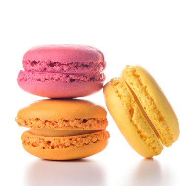 Beyaz arkaplanda üç badem kurabiyesi.