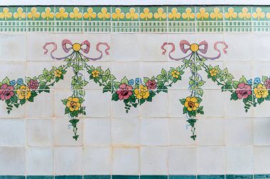 AMARANTE, PORTUGAL - CIRCA HAZİRAN 2020: Geleneksel Portekiz fayanslarının el yapımı, çiçek rengi motifli, eski Gatao tren istasyonunun dış duvarlarında.