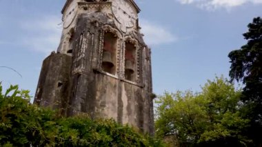 Eski askeri karargah ve lise binası, Portekiz 'in Silver Coast, Caldas da Rainha şehrindeki I. Carlos Gölü' ne yansıdı.