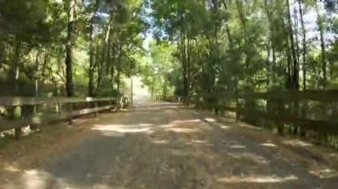 Portekiz 'deki Amarante Bisiklet Patikası' nda bisiklet sürerken çekilmiş bir bakış açısı. Bisiklet pistine ve doğal manzaraya geniş bir açıdan bakıyor..