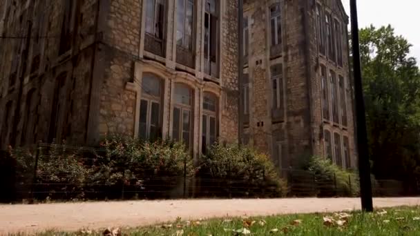 Antiguo Cuartel General Militar Edificio Escuela Secundaria Reflejaron Sobre Lago — Vídeo de stock