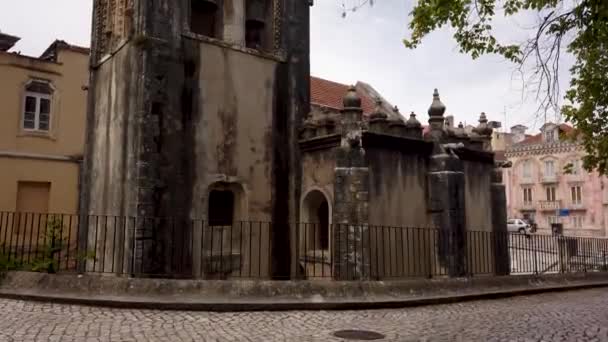 Het Oude Militaire Hoofdkwartier Middelbare School Gebouw Weerspiegeld Het Meer — Stockvideo