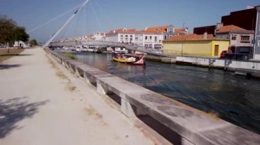 AVEIRO, PORTUGAL - CIRCA AUGust 2020: Geleneksel Portekiz teknesi, Moliceiro, Portekiz 'in Aveiro kentindeki bir kanalda turist taşıma
