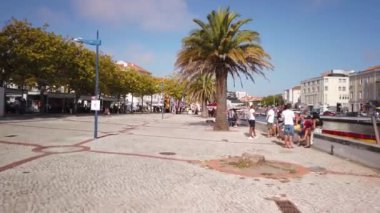 AVEIRO, PORTUGAL - CIRCA AUGust 2020: Eski Aveiro kasabasında turistik botlarla Ana Kanal 'ın setinde yürüyen turistler.