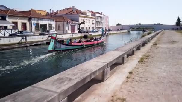 Aveiro Portugal Circa August 2020 Traditionelles Portugiesisches Boot Moliceiro Transportiert — Stockvideo