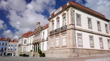 OVAR, PORTUGAL - CIRCA AUGust 2020: Praa da Rpublica belediyenin tarihi merkezindeki belediye binasının önünde yer almaktadır..