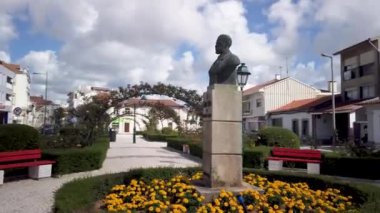 OVAR, PORTUGAL - CIRCA AUGust 2020: Jardim dos Campos ünlü romancı Jlio Dnis 'in yaşadığı evin önünde yer almaktadır.