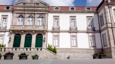 OVAR, PORTUGAL - CIRCA AUGust 2020: Praa da Rpublica belediyenin tarihi merkezindeki belediye binasının önünde yer almaktadır..