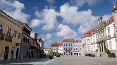 OVAR, PORTUGAL - CIRCA AUGust 2020: Praa da Rpublica belediyenin tarihi merkezindeki belediye binasının önünde yer almaktadır..