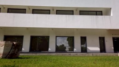 OVAR, PORTUGAL - CIRCA AUGust 2020: Ovar belediye kütüphanesi Cster Nehri 'nin yanındaki şehir merkezinde yer almaktadır.