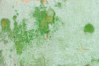 Soyulmuş yeşil boyalı eski bir duvar. Eski desenli beton duvar yeşile boyanmış.