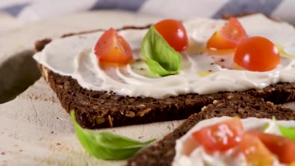 Pain Seigle Bruschetta Fromage Crème Huile Olive Trempette Basilic Tomates — Video