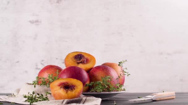 Assiette Avec Nectarines Fraîches Sur Table Bois — Video