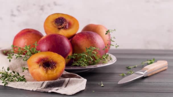 Bord Met Verse Nectarines Houten Tafel — Stockvideo