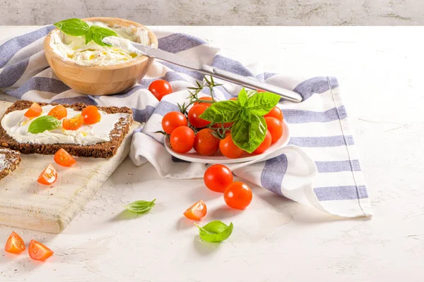 Roggebrood Bruschetta Met Roomkaas Olijfolie Basilicumdip Kerstomaten Verse Basilicumbladeren Houten — Stockfoto