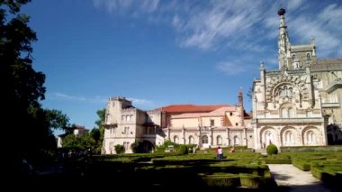LUSO, PORTUGAL - CIRCA AĞUSTOS 2020: Portekiz 'de bahçeli Bucaco Sarayı' na bakın. Saray 1888 ve 1907 yılları arasında Neo Manueline tarzında inşa edildi..