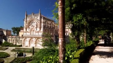 LUSO, PORTUGAL - CIRCA AĞUSTOS 2020: Portekiz 'de bahçeli Bucaco Sarayı' na bakın. Saray 1888 ve 1907 yılları arasında Neo Manueline tarzında inşa edildi..