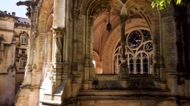 LUSO, PORTUGAL - CIRCA AĞUSTOS 2020: Portekiz 'de bahçeli Bucaco Sarayı' na bakın. Saray 1888 ve 1907 yılları arasında Neo Manueline tarzında inşa edildi..