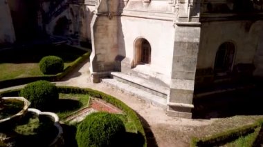 LUSO, PORTUGAL - CIRCA AĞUSTOS 2020: Portekiz 'de bahçeli Bucaco Sarayı' na bakın. Saray 1888 ve 1907 yılları arasında Neo Manueline tarzında inşa edildi..
