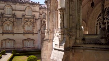 LUSO, PORTUGAL - CIRCA AĞUSTOS 2020: Portekiz 'de bahçeli Bucaco Sarayı' na bakın. Saray 1888 ve 1907 yılları arasında Neo Manueline tarzında inşa edildi..
