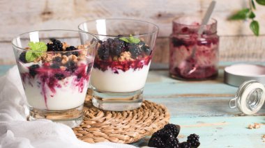 Ahududu, böğürtlen ve nane ile yoğurt çöl.