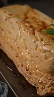 Bir molotof pudinginin davetkar yakın çekimi, zengin karamelize üst ve narin dokusunu sergiliyor, tatlı ve havadar bir lezzeti ima ediyor..