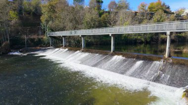Portekiz, Vila Real 'deki Corgo Nehri şehir parkı boyunca yürüyüşçülerin bakış açısı.