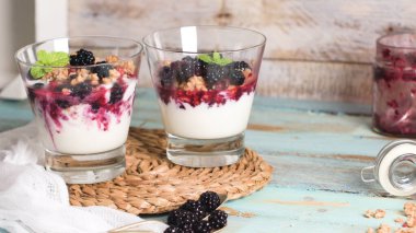 Ahududu, böğürtlen ve nane ile yoğurt çöl.