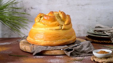 Mutfak tezgahında sis var. Fogaca, Santa Maria da Feira, Aveiro, Portekiz 'den geleneksel bir pastadır..